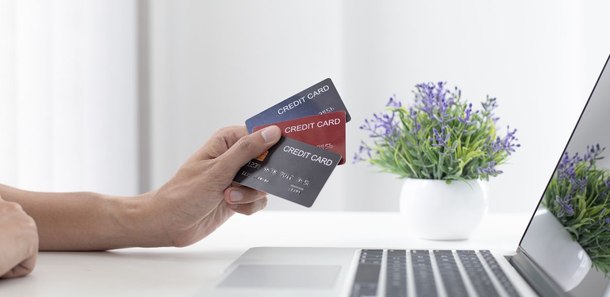 Bạn cần nắm rõ phí không thanh toán số tiền tối thiểu và lãi quá hạn thẻ tín dụng