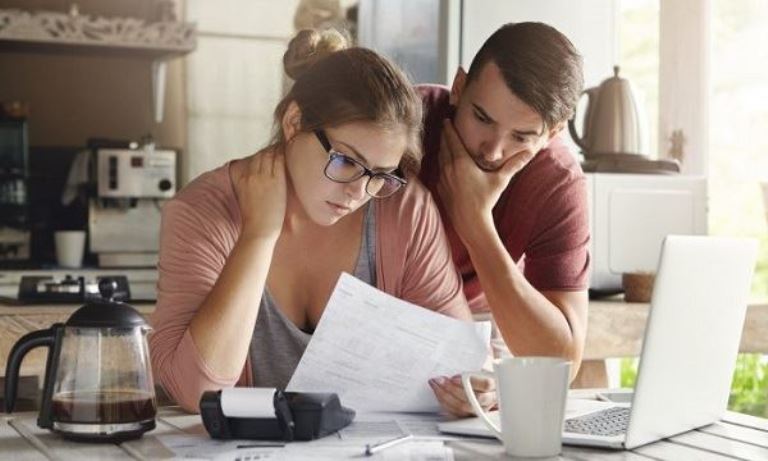 Chi tiêu tự do là 1 trong những nguyên nhân khiến các vợ chồng trẻ gặp rắc rối về tài chính