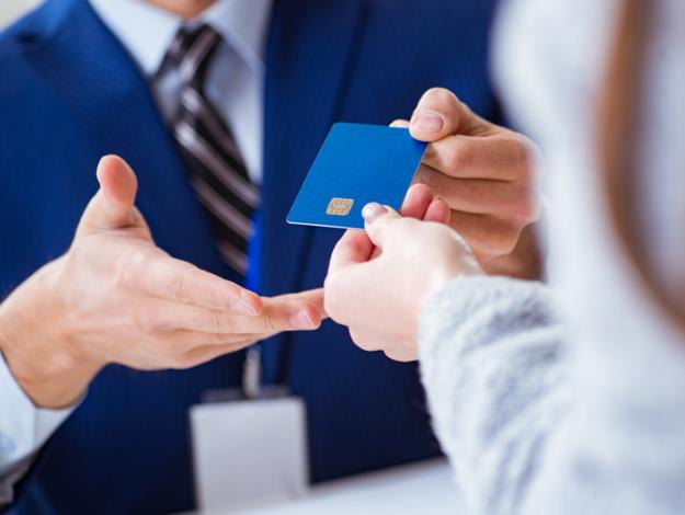 Có nên dùng dịch vụ đáo hạn thẻ tín dụng không?