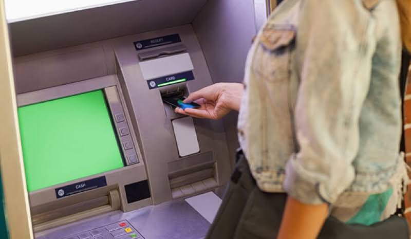 Giảm thiểu số lần rút tiền qua ATM để tiết kiệm phí giao dịch