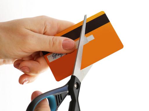 Hủy thẻ tín dụng khi không sử dụng để tránh bị mất phí