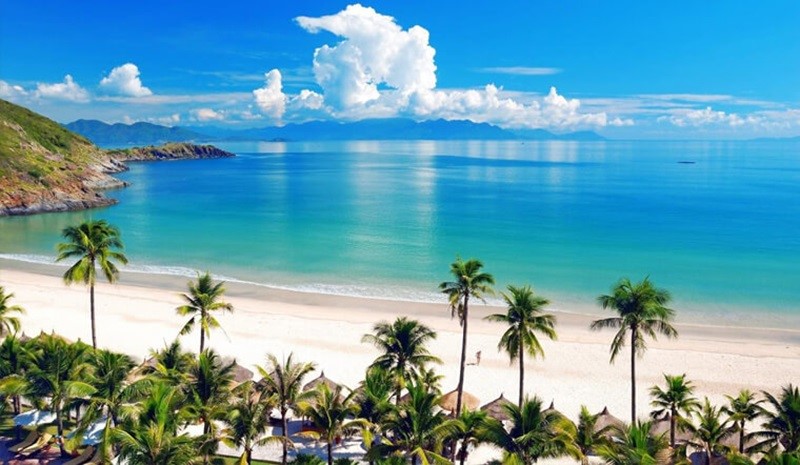 Nha Trang với bãi biển đẹp là sự lựa chọn hoàn hảo cho cái nóng bất chợt mùa hè