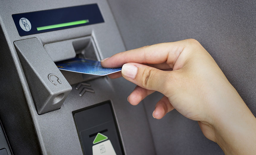 Rút tiền mặt từ thẻ tín dụng thường chịu phí cao