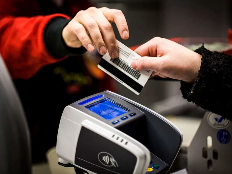 Thanh toán không dùng tiền mặt giúp tiết kiệm chi phí giao dịch tại ATM